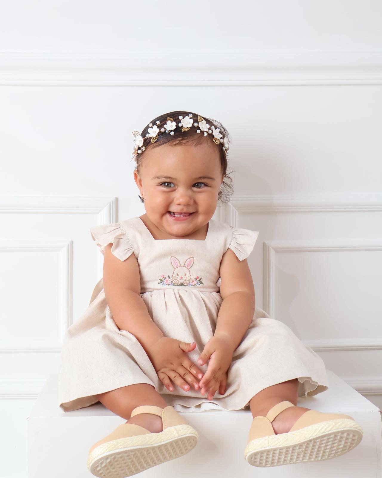 VESTIDO CORTO DE NIÑA COLOR BEIGE CON BORDADO  - JVKIDS