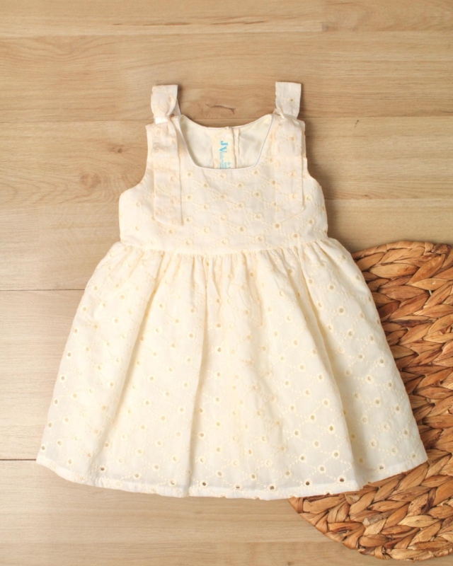 VESTIDO DE NIÑA CORTO MANGA SIZA COLOR BEIGE EN OJALILLO_1
