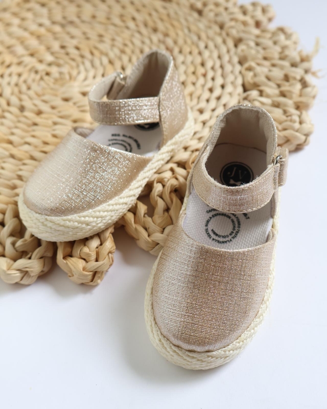 ZAPATO DORADO BRILLANTE PARA NIÑA CON DETALLE EN YUTE _1