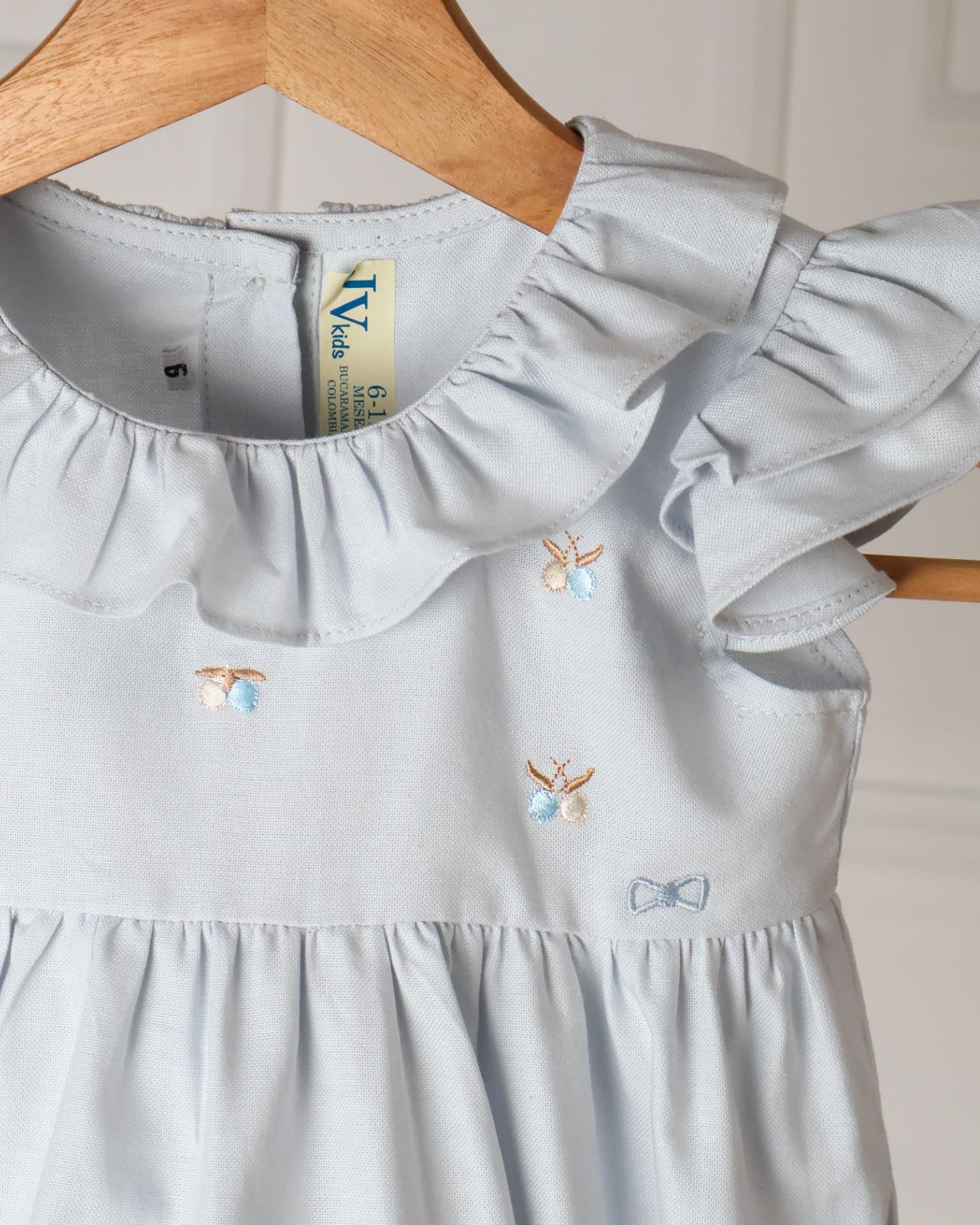 MAMELUCO PARA NIÑA CELESTE CON CUELLO Y DETALLES BORDADOS _2