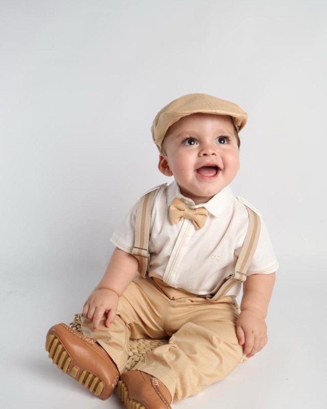 CONJUNTO DE NIÑO CAMISA MANGA CORTA PANTALON LARGO CON TIRANTAS COLOR BEIGE_1