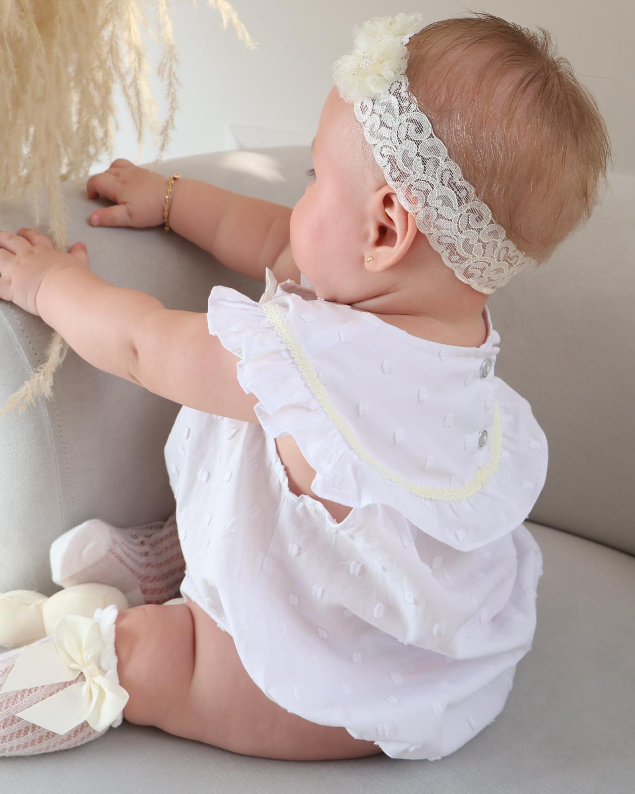 MAMELUCO BLANCO PARA NIÑA CON CUELLO BORDADO_3