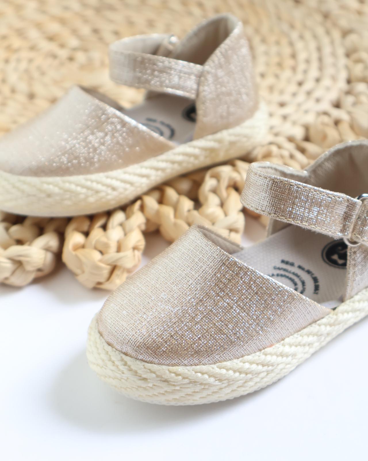 ZAPATO DORADO BRILLANTE PARA NIÑA CON DETALLE EN YUTE _2