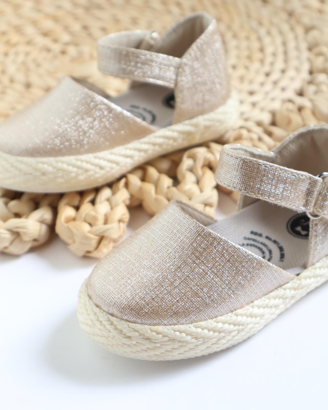 ZAPATO DORADO BRILLANTE PARA NIÑA CON DETALLE EN YUTE _2